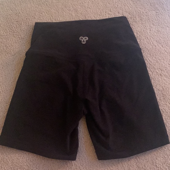 aritiza biker shorts - Picture 2 of 3